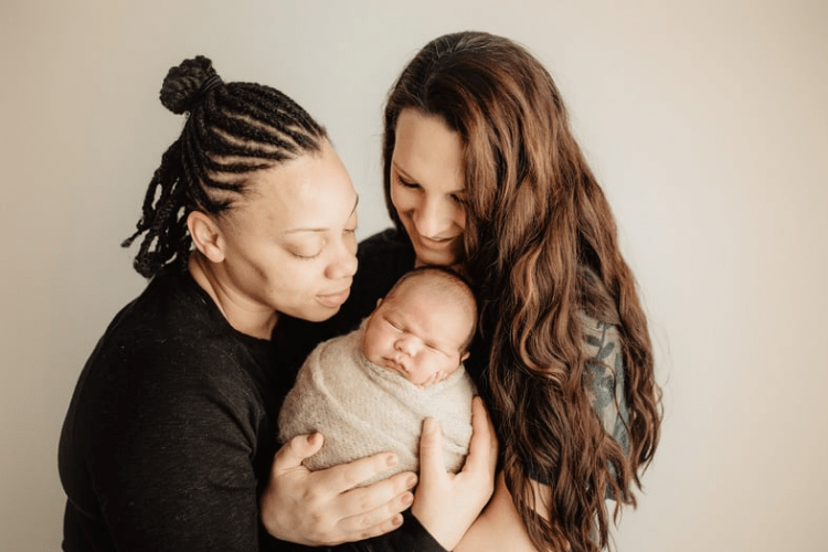 Couples de femmes et PMA : différences entre IAD, FIV et ROPA